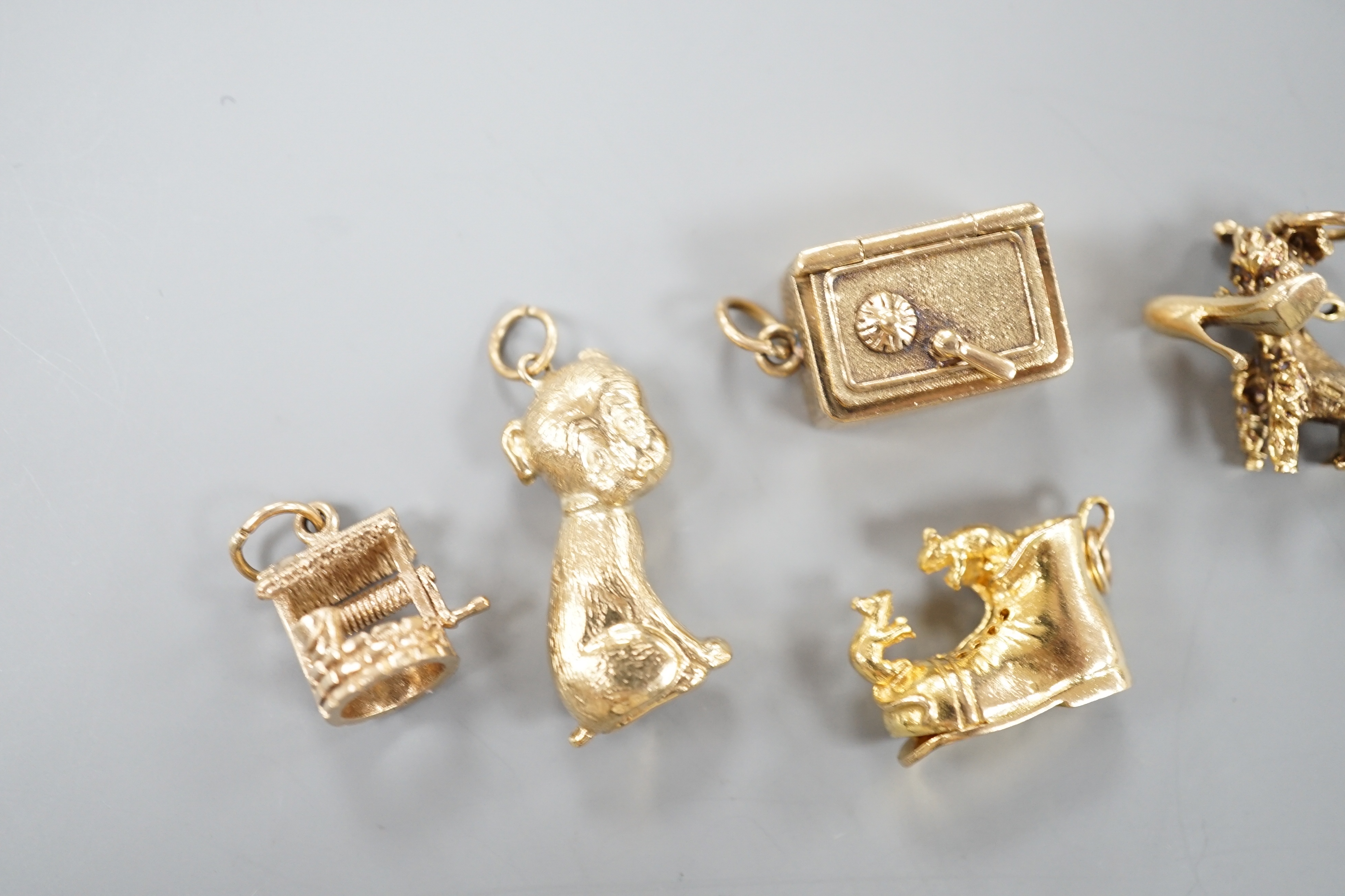 Five assorted modern 9ct gold charms, including a well, safe and boot with mice, 21.4 grams.